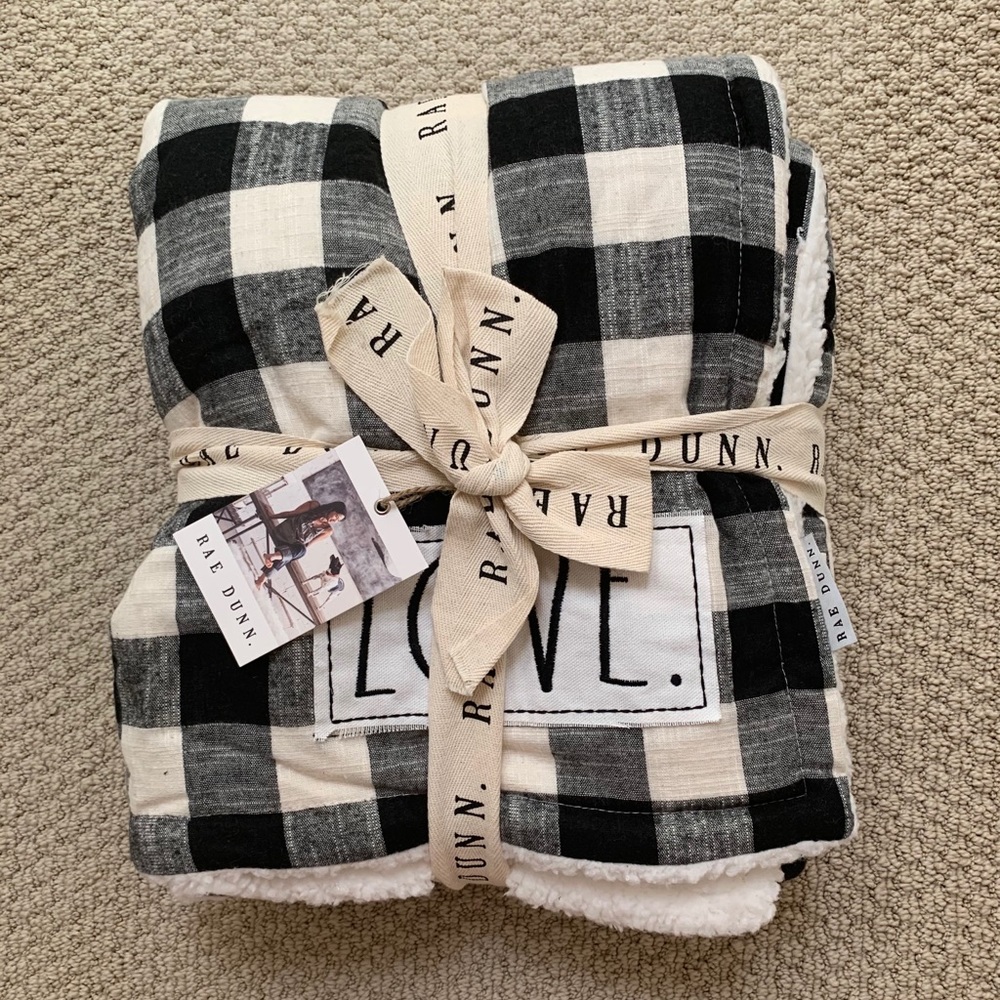🆕 Rae Dunn “LOVE” sherpa throw blanket - Picture 1 of 2
